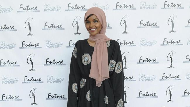 Panggung Yeezy Season 5 milik Kanye West diramaikan oleh kemunculan model berhijab Halima Aden, mantan kontestan Miss Minnesota USA.