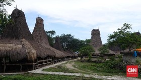 Masyarakat Kampung Tarung Gelar Upacara 'Mengeluarkan Api'