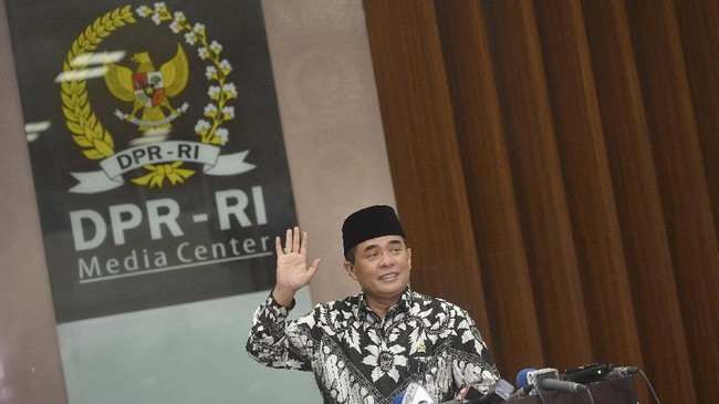 Politikus Golkar Firman Soebagyo menyatakan pemberhentian Ade Komarudin sepenuhnya menjadi kewenangan MKD. 