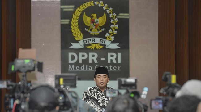 Mahkamah Kehormatan Dewan memberhentikan Ade Komarudin dari jabatannya sebagai Ketua DPR dengan alasan melanggar kode etik. 