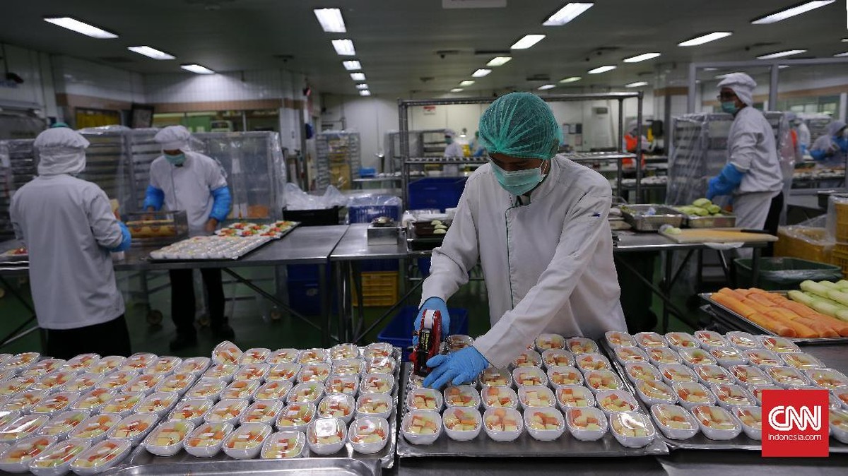 Mengintip Kesibukan Koki Dapur Katering 'Makanan di Udara'