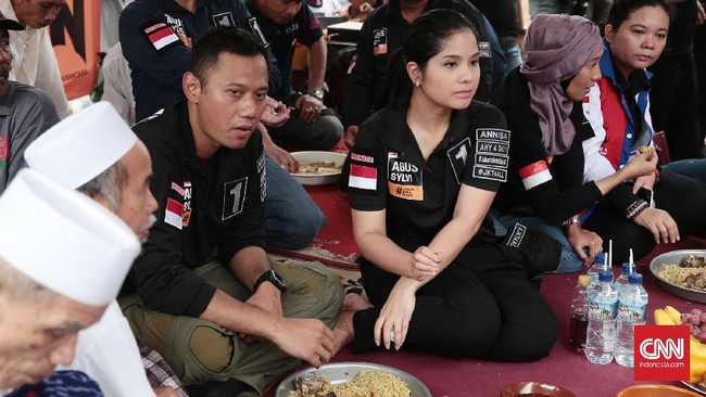 Agus mendapat sumbangan dana kampanye dari relawan saat blusukan di kawasan Jatinegara, Jakarta Timur.