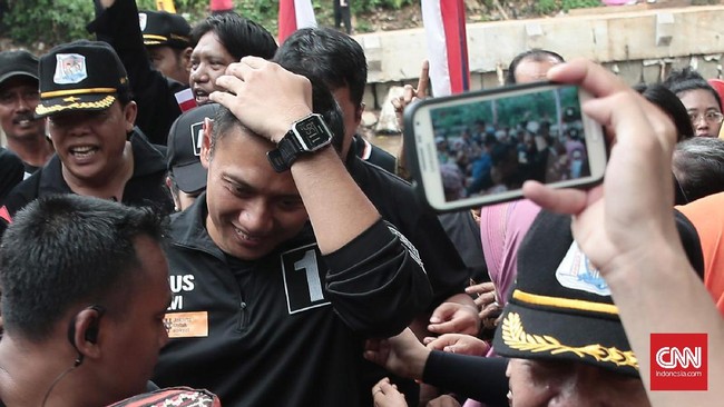 Sebagian warga khawatir program itu akan diselewengkan oleh ketua RW. Warga lainnya mempertanyakan kemampuan Agus mewujudkan program itu.