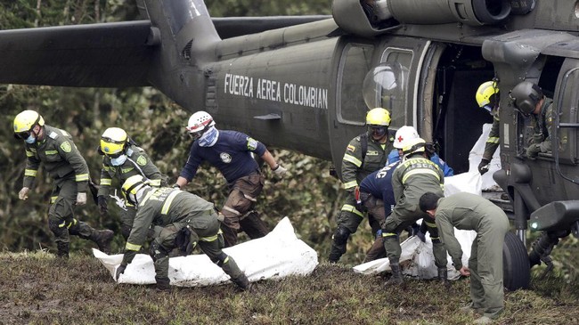 Dua anggota AU Kolombia tewas karena tali pengikat putus ketika sedang melakukan aksi di helikopter sambil mengibarkan bendera.