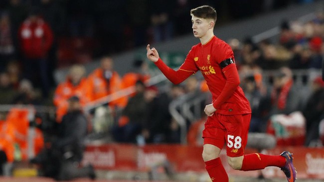 Penyerang muda Liverpool Benjamin Woodburn mampu mencetak rekor baru di Liverpool mengalahkan sang legenda, Michael Owen.
