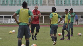 Alfred Riedl Tak Nyaman di Stadion Pakansari