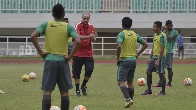 Pelatih Timnas Indonesia Alfred Riedl kecewa dengan kualitas lapangan Stadion Pakansari yang menjadi tempat menjamu Vietnam di leg pertama semifinal.