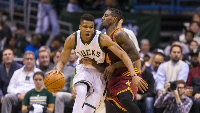 Pemain small forward Milwaukee Bucks, Giannis Antetokounmpo, menjadi tanduk bagi timnya saat mengalahkan juara NBA musim lalu, Cleveland Cavaliers.