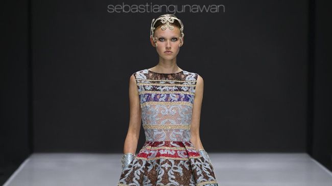 Lewat lini Sebastian Gunawan Couture yang penuh kemewahan, sang desainer merilis koleksi adibusana untuk wanita bertajuk La Divina Marchesa.