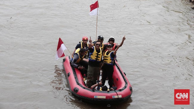 Untuk mewujudkan gagasannya, Agus berjanji merevitalisasi kawasan Ciliwung agar terbebas dari banjir, tertata rapi, dan romantis.