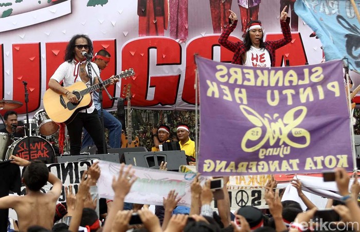 Band Slank hadir untuk mengisi puncak acara Apel nasional Nusantara Bersatu yang digelar di kawasan Monumen Nasional (Monas) tanggal 30 November 2016.