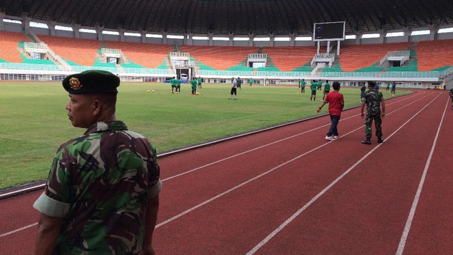 Berbeda dari ketika menjalani latihan di fase grup, tim nasional Indonesia mendapatkan pengawalan lebih ketat selama berlatih menuju semifinal Piala AFF.