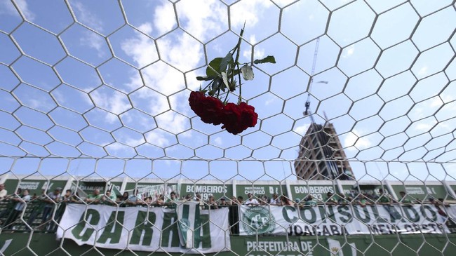 Brasil mengundang timnas Kolombia untuk bertanding dalam laga persahabatan bulan depan demi mengenang tim Chapecoense yang jadi korban kecelakaan pesawat.