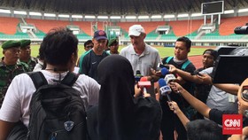 Latihan Timnas Indonesia Dikawal Prajurit TNI