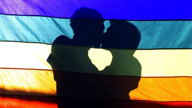 Ketertarikan seksual 'berbeda' yang dialami oleh kelompok LGBT dalam mencari cinta tidak jarang disertai jalan berliku dan perjuangan berat.
