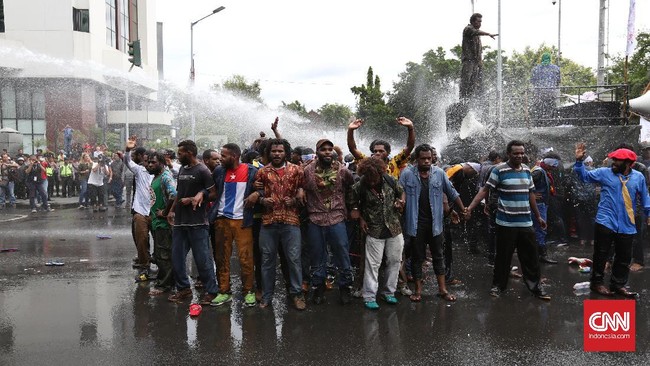 Seluruh peserta demo dari Aliansi Mahasiswa Papua dan Front Rakyat Indonesia Untuk West Papua ditangkap dan diproses di Polda Metro Jaya.