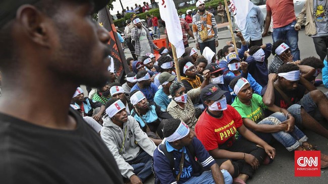 Warga yang ditangkap sedang berdemo menolak Operasi Trikora yang terjadi 55 tahun silam. Mereka menyebut Trikora awal pelanggaran HAM Indonesia di tanah Papua.