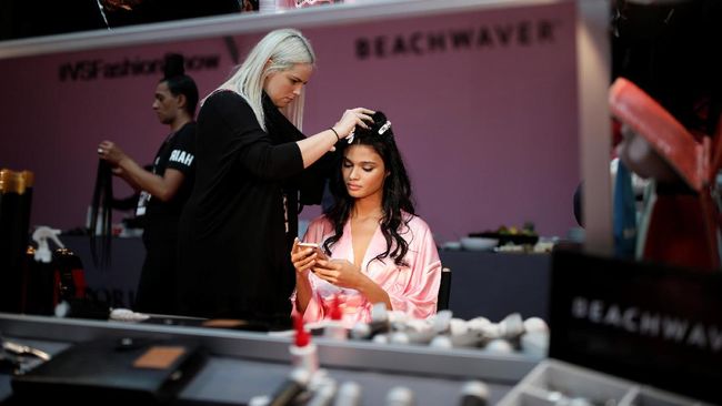 Di luar insiden jatuh Ming Xi, ada banyak kejadian lucu dan juga menarik di area belakang panggung peragaan Victoria's Secret Fashion Show di Shanghai.