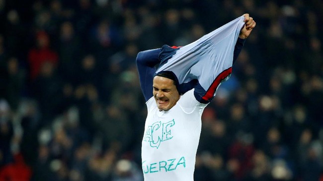 Edinson Cavani menerima kartu kuning dengan lapang dada setelah merayakan gol ke-100 di PSG dengan menunjukkan logo Chapecoense.