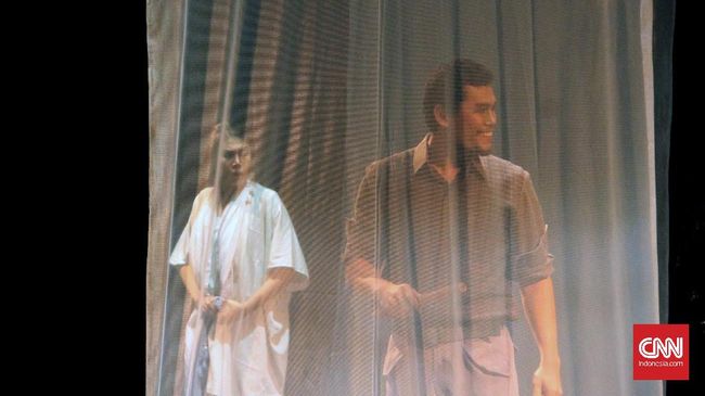 Dahulu Teater Populer merupakan salah satu 'departemen' di Hotel Indonesia. Soekarno sendiri yang memintanya dibentuk saat meresmikan hotel itu, tahun 1960-an.
