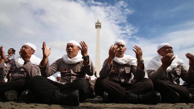 Pengalihan arus lalu lintas terkait aksi 2 Desember yang digagas GNPF MUI, tidak hanya di sekitar Monas tapi juga jalan protokol Sudirman-Thamrin.