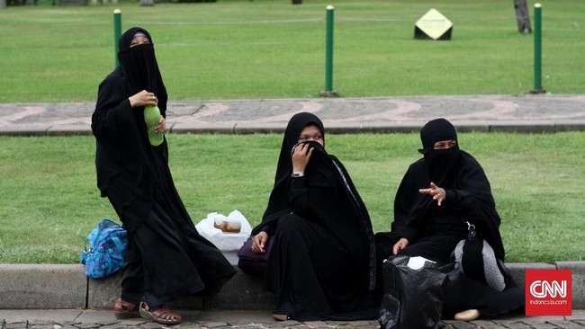 Mereka mengenakan pakaian yang berbeda dari massa aksi lainnya, pakaian serba hitam dan jilbab panjang. Hal itu untuk memudahkan keamanan.