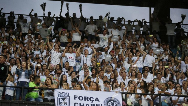 Dalam masa yang seharusnya digunakan menggelar laga final Copa Sudamericana, fans Atletico Nacional menggelar upacara penghormatan untuk Chapecoense.