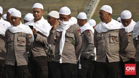 Polisi Berpeci dan Berserban Putih Kawal Aksi Bela Tauhid