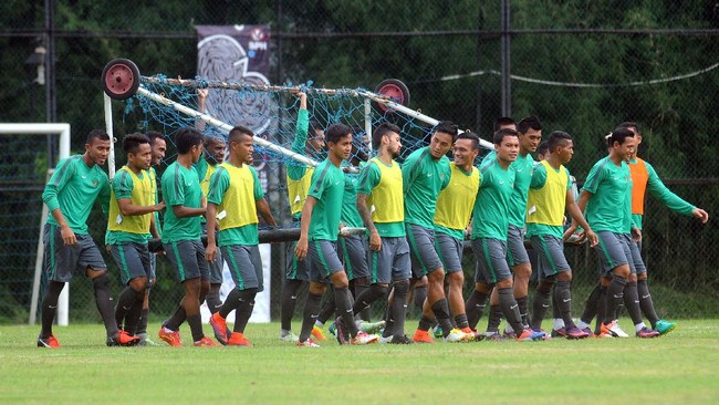 Alfred Riedl mengatakan kualitas rumput lapangan SPH Sentul, tempat latihan Timnas Indonesia hari ini, lebih baik daripada kualitas lapangan Stadion Pakansari.