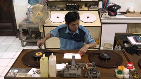 Gulungan Film di Tangan Sang Juru Rawat