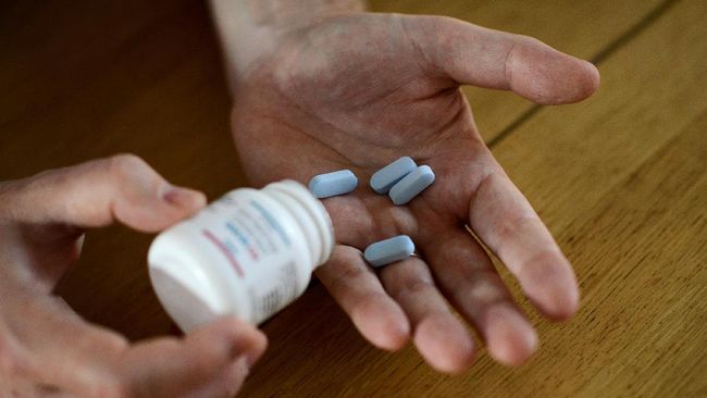 Belasan tahun rutin mengonsumsi obat yang sama tentu saja menimbulkan kejenuhan bagi ODHA. Untung ada keluarga yang selalu menyemangati.
