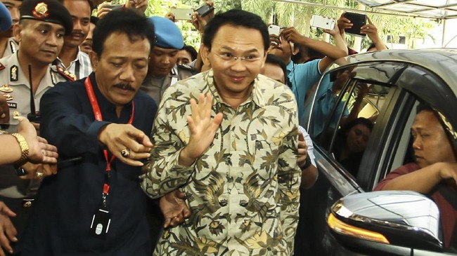 Kepolisian dan kejaksaan tak kunjung menahan Ahok saat memproses kasus penistaan agama. Kini, kewenangan penahanan Ahok berada di tangan hakim.
