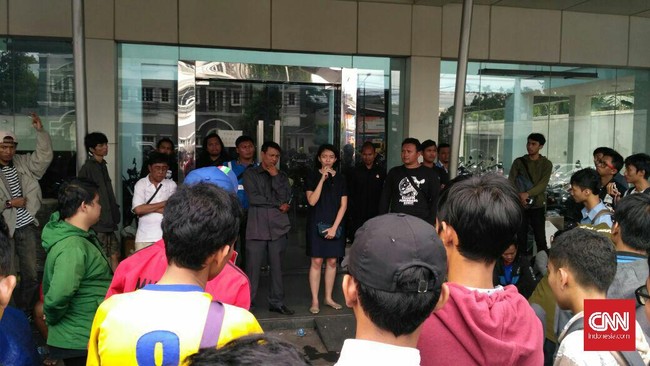 Puluhan orang mendatangi kantor Kiostix untuk sampaikan keluhan, dari mulai kesulitan mengakses situs hingga tak mendapat konfirmasi pembayaran.