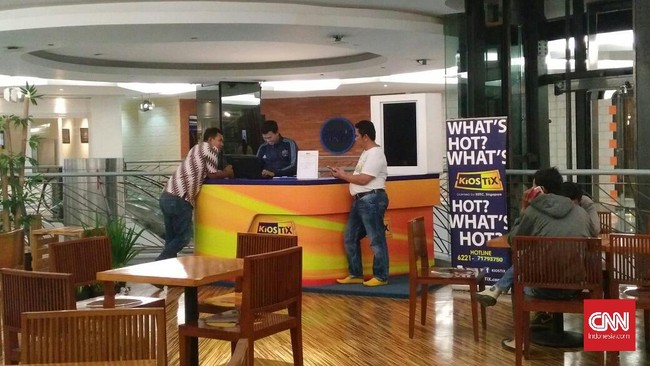 Para pemburu tiket semifinal Piala AFF 2016 yang datang langsung ke kantor Kiostix harus pulang dengan tangan hampa karena tak ada tiket yang dijual di tempat.