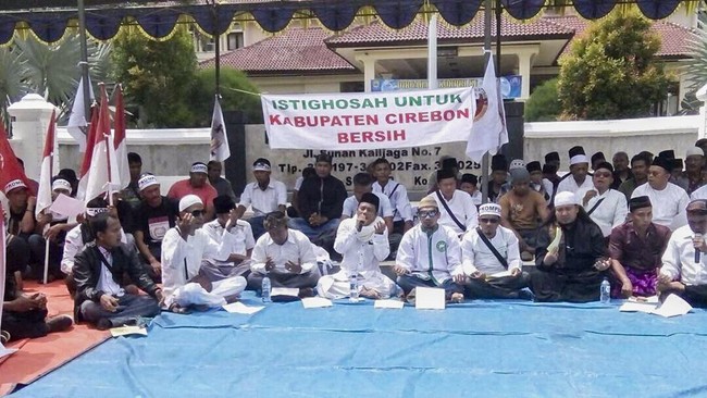 Jemaat yang mengikuti istigasah di kantor Bupati Cirebon diintimidasi. Aksi damai itu dibubarkan paksa oleh sejumlah orang yang diduga dikerahkan bupati.