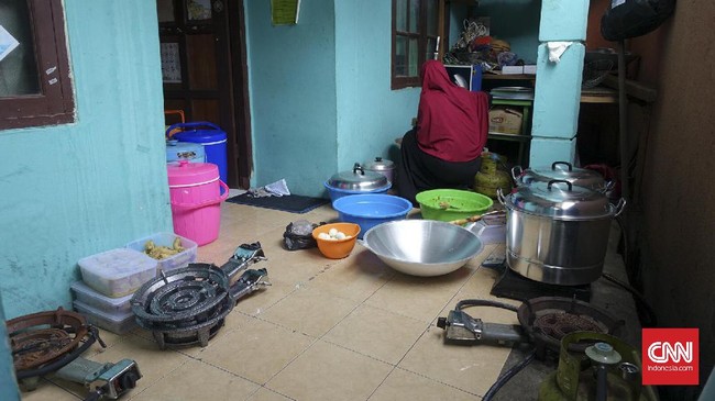 Kusnan, salah satu penampung peserta aksi #212, menyediakan konsumsi dan merelakan tempatnya sebagai penampungan demi mendapatkan pahala.