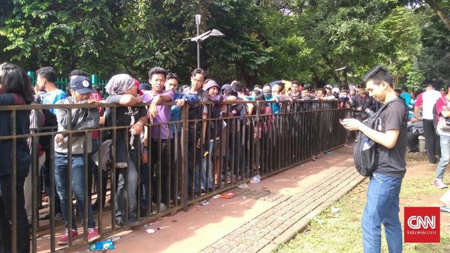 Sejak matahari belum terbit, para pengantre tiket timnas telah memadati area Pintu Utara Stadion GBK. Antrean pun mengular hingga 200 meter.