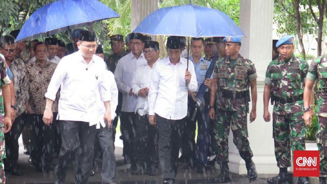 Saat menembus hujan dengan kemeja putih dan payung birunya, Jokowi mencuri perhatian warga. Kini payung Jokowi jadi tren terbaru Jokowi setelah jaket bomber.