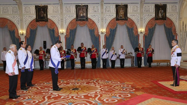 Putra Mahkota Maha Vajiralongkorn resmi menyandang gelar Raja Thailand baru menggantikan mendiang ayahnya, Bhumibol Adulyadej, yang wafat Oktober lalu.