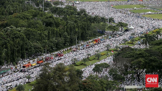 Aksi 411 mungkin saja menjadi preseden buruk bagi Jokowi, saat hukum yang seharusnya steril dari intervensi akhirnya kalah oleh desakan massa.