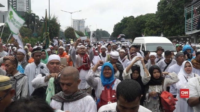 Salah satu kelompok massa yang mengikuti aksi 212 hari ini merasa tak puas. Mereka menilai berbanding terbalik dengan sepuluh orang yang ditangkap karena makar.