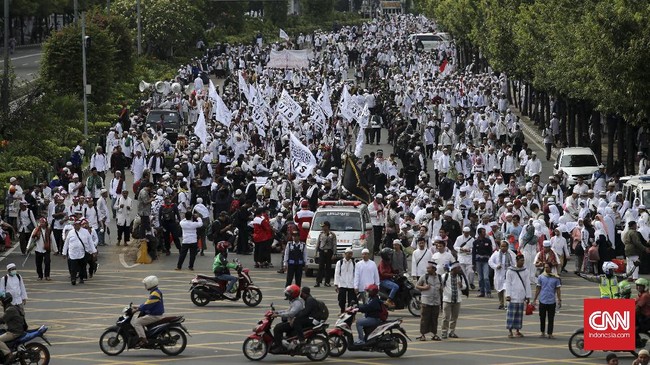 Banyaknya makan dan minuman yang dibagikan gratis kepada peserta aksi membuat para pedagang tidak meraup untung maksimal saat Aksi Bela Islam III.