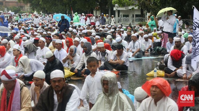 Serangan hipotermia yang dialami peserta demo 2 Desember diduga lantaran mereka melakukan salat Jumat di bawah guyuran hujan.