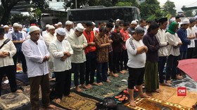 Peserta Aksi #212 Nikmati Guyuran Hujan