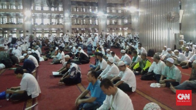 Acara dimulai pukul 07:00 WIB dengan qasidahan, tahlilan, pembacaan syair pujian, ceramah, tausyiah, dan doa serta zikir bersama.