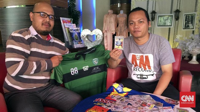 Harsono, seorang penggemar timnas Indonesia, punya kebiasaan unik merancang kartu bergambarkan pemain bola. Ia lalu berburu tanda tangan untuk dibubuhkan.