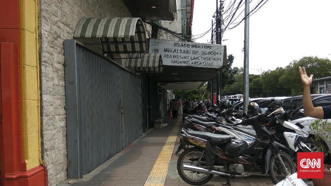 Demonstran memenuhi sebagian ruas Jalan Juanda menuju kawasan Monumen Nasional sehingga beberapa toko memilih tak berjualan.