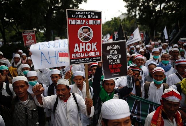 Jebakan Sentimen Agama di #Aksi212 dan Pencoreng Pilkada Tekanan massa dalam kasus dugaan penistaan agama oleh Ahok menunjukkan sistem politik yang dibangun kian tak beranjak dari persoalan sentimen agama dan ras.