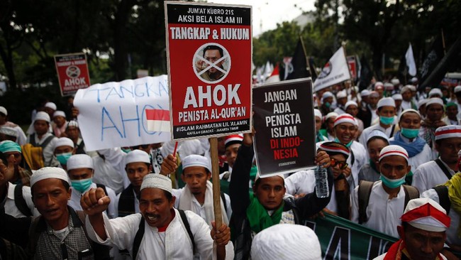 Tekanan massa dalam kasus dugaan penistaan agama oleh Ahok menunjukkan sistem politik yang dibangun kian tak beranjak dari persoalan sentimen agama dan ras.