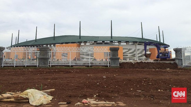 Ketua panpel lokal Yeyen Tumena menjelaskan pembatalan pemasangan layar lebar karena terbentur hak komersial AFF 2016 yang dipegang Lagardere.